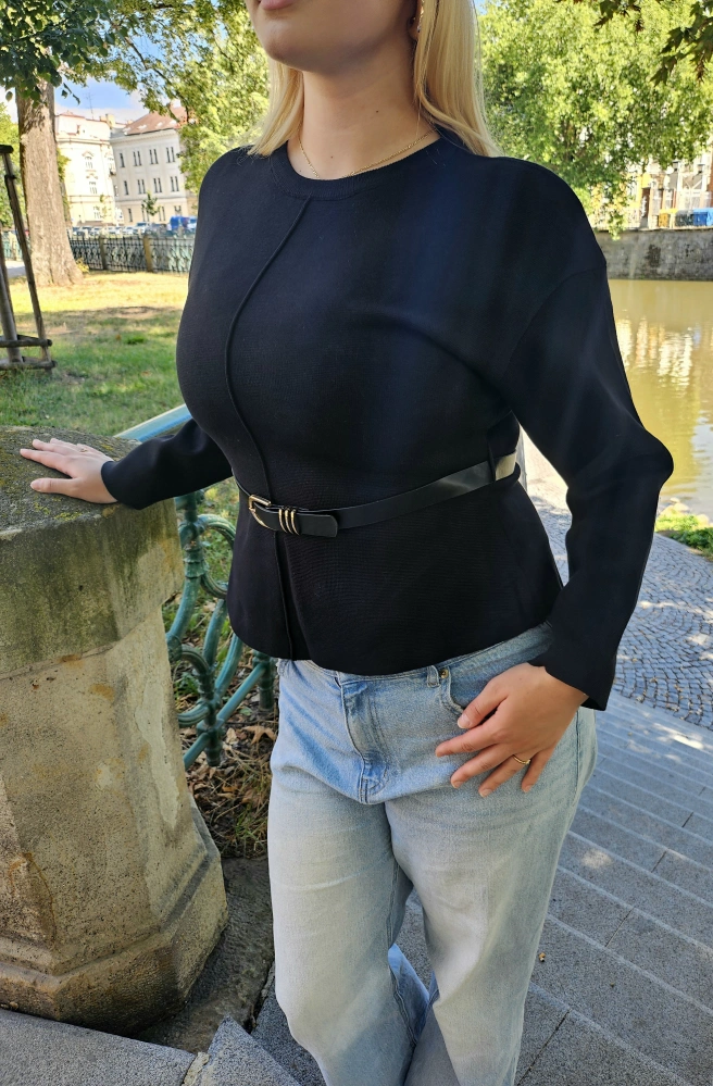 Elegantní svetřík s páskem