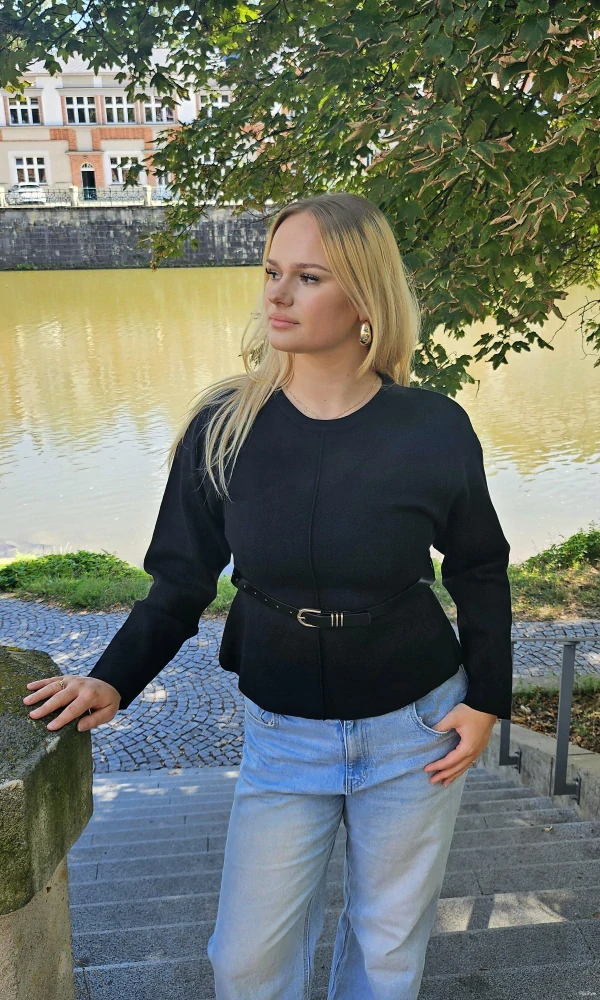 Elegantní svetřík s páskem